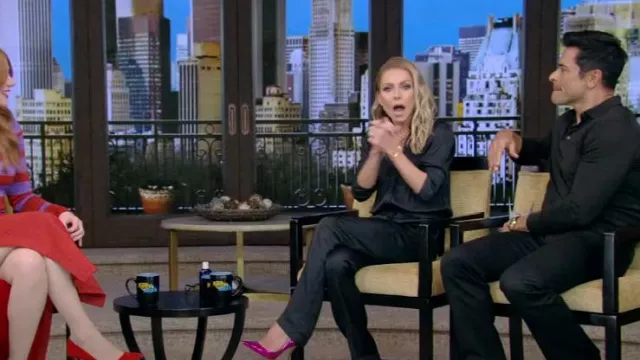 Sandales en daim Gianvito Rossi Portofino 110 mm portées par Kelly Ripa comme on le voit dans LIVE with Kelly and Mark le 30 janvier 2024