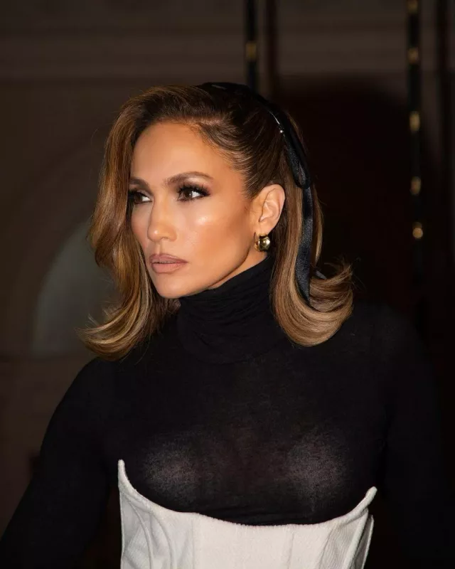 Top à col montant ultraléger en cachemire modal Intimissimi porté par Jennifer Lopez sur son post Instagram le 30 janvier 2024