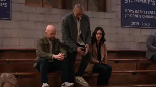 Veja V-10 Sneak­er (Men) in Sa­hara worn by Trey Taylor (Donald Faison) as seen in Extended Family (S01E06)