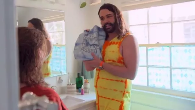 The Elder Statesman Vestido midi de punto de algodón teñido y cachemira usado por Jonathan Van Ness como se ve en Queer Eye (S08E05)