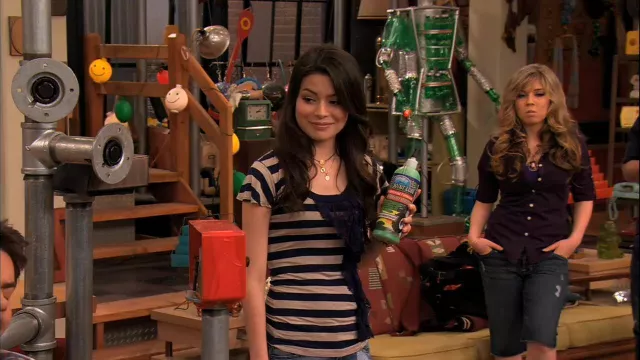 Forever 21 Short Sleeve Cropped Tee worn by Carly Shay (Miranda Cosgrove) in iParty with Victorious