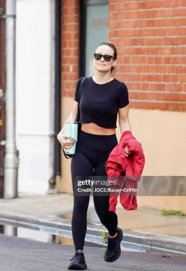 Vaso de viaje Hydro Flask de 40 oz usado por Olivia Wilde en Los Ángeles el 2 de febrero de 2024