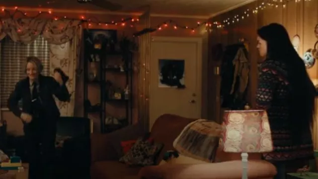 Pull aztèque Wrangler porté par Amelia Reardon (Carmen Ejogo) comme on le voit dans True Detective (S04E03)