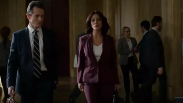 Theory Etiennette Stretch-Wool Blazer usado por ADA Samantha Maroun (Odelya Halevi) como se ve en Law & Order (S23E03)