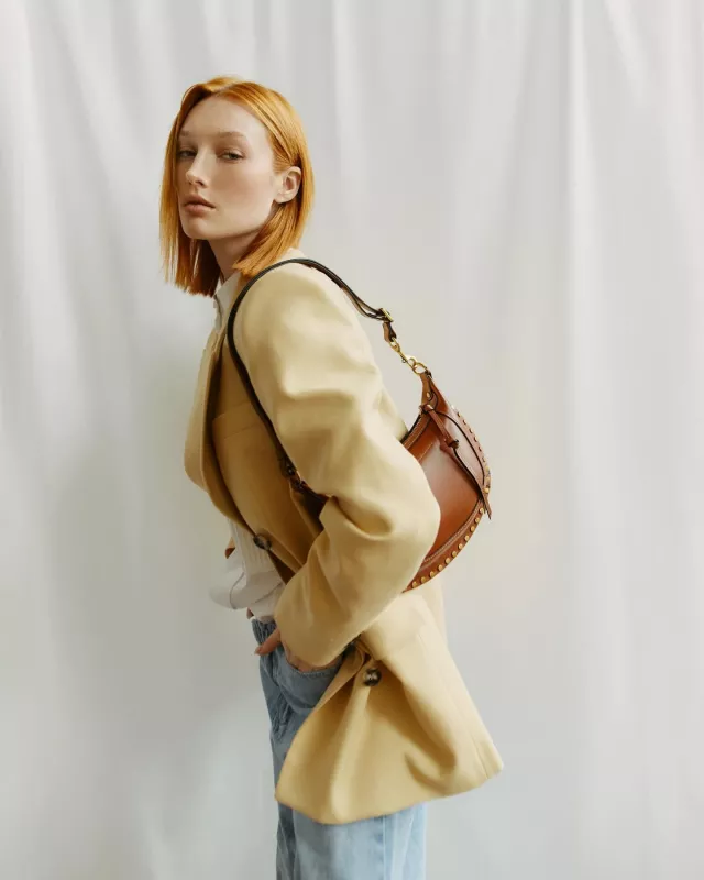 Sac Isabel Marant Oskan Moon porté par Meredith Duxbury sur son Instagram le 1 février 2024