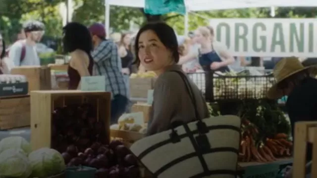 Sac fourre-tout en raphia Altuzarra porté par Jane Smith (Maya Erskine) comme on le voit dans Mr. & Mrs. Smith (S01E04)