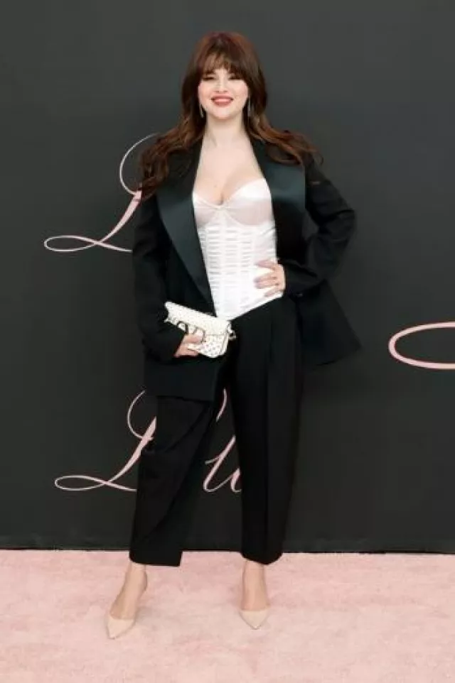 Stella McCartney Pantalon court en laine à jambe droite porté par Selena Gomez lors de la première de Lola le 3 février 2024
