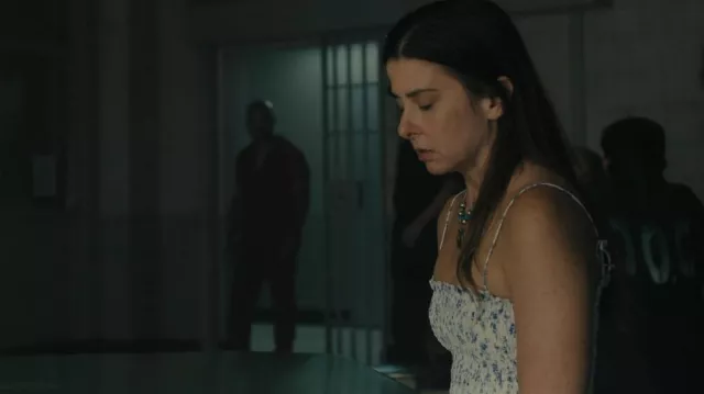Robe midi à smocks Figaro sable Reformation portée par Emma (Gigi Zumbado) dans Hightown (S03E02)