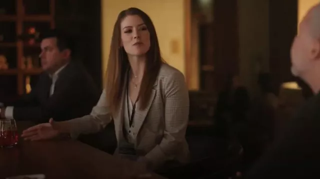 Veste croisée H&M portée par Phoebe (Molly Kunz) dans The Irrational (S01E09)