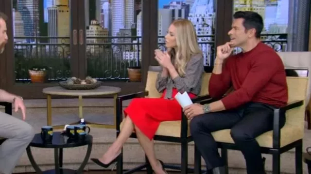Jupe Roland Mouret Arreton portée par Kelly Ripa vue dans LIVE with Kelly and Mark le 2 février 2024