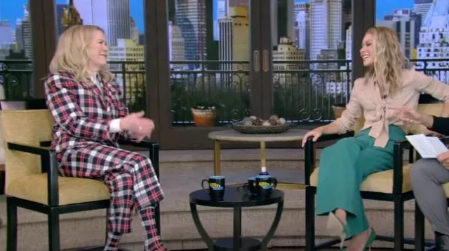 Pantalon en tartan Thom Browne porté par Catherine O’Hara dans LIVE with Kelly and Mark le 2 février 2024