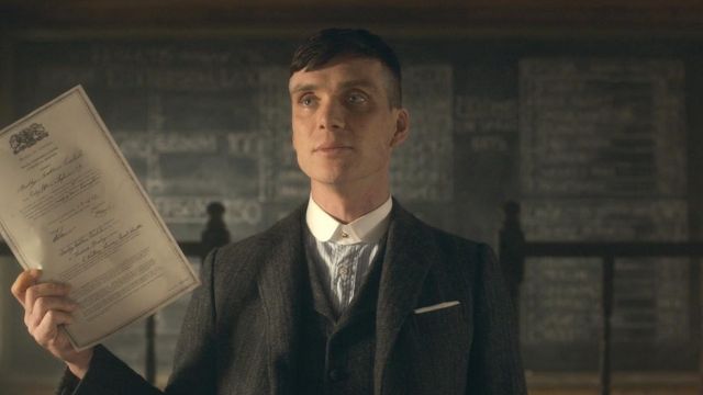 The blue shirt white collar of Thomas Shelby (Cillian Murphy) in Peaky Blinders S02E04