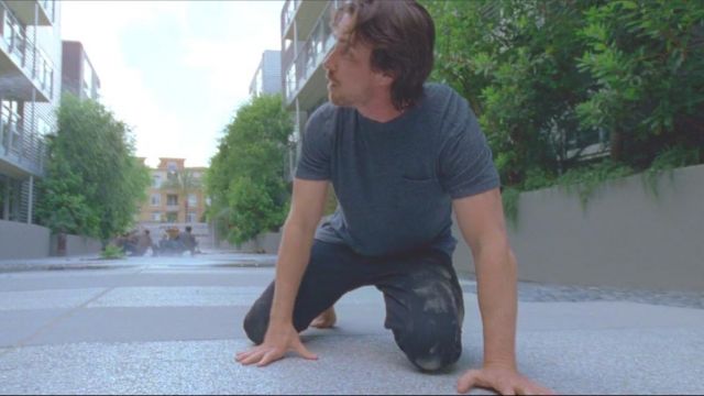 Le t-shirt gris avec poche de Rick (Christian Bale) dans Knight of Cups