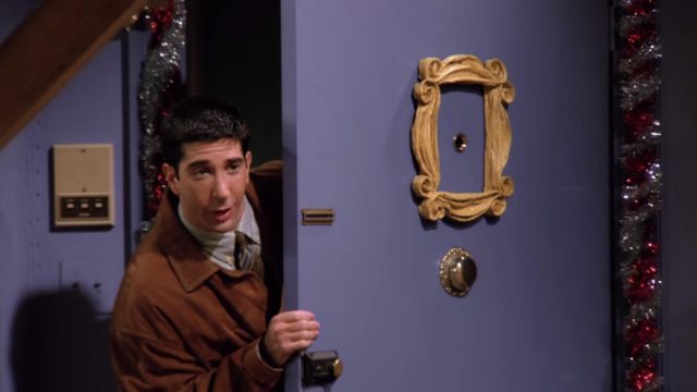 The gilded frame on the door of the apartment of Monica Geller (Courteney Cox) in the series Friends (Season 1, Episode 10)