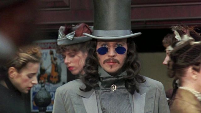 The sunglasses of Dracula (Gary Oldman) in Dracula