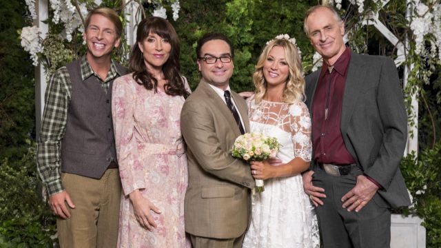 la robe de mariée Adrianna Papell de Penny (Kaley Cuoco) dans The Big Bang Theory S10E01
