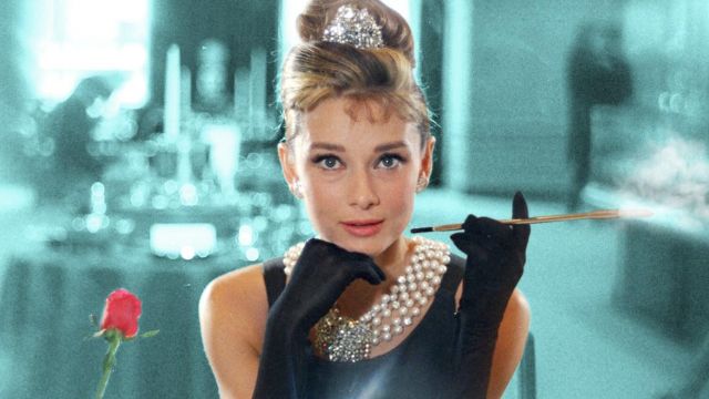 The necklace of pearls of Holly Golightly (Audrey Hepburn) in Diamonds on sofa