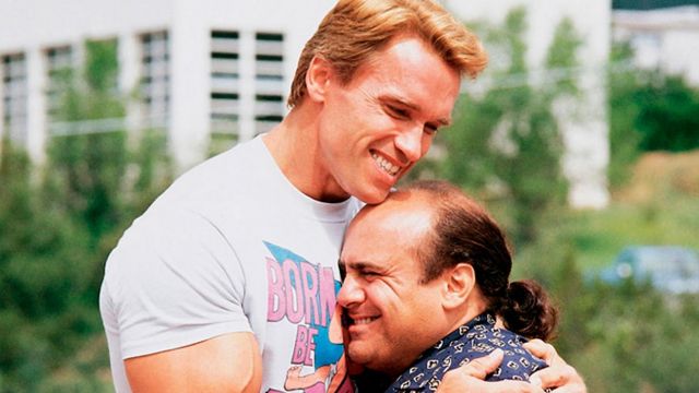 Le t-shirt "Born to be Bad" de Julius (Arnold Schwarzenegger) dans Les Jumeaux