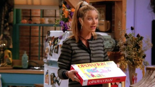 The board game Operation (Docteur Maboule), Phoebe Buffay (Lisa Kudrow) in Friends