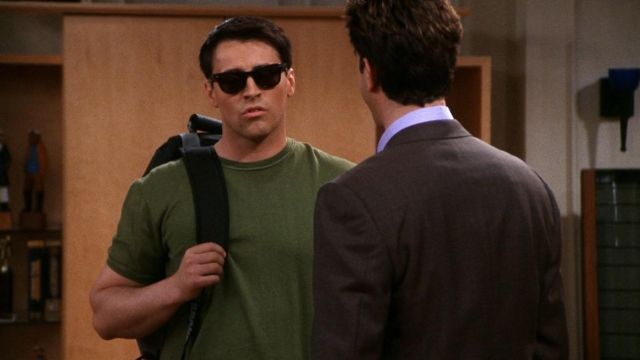 Les lunettes de soleil Ray-Ban Wayfarer de Joey Tribbiani (Matt LeBlanc) dans Friends S07E23