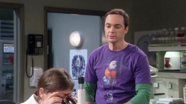 The T-shirt planets balloons to Sheldon Cooper (Jim Parsons) in The Big Bang Theory S10E08