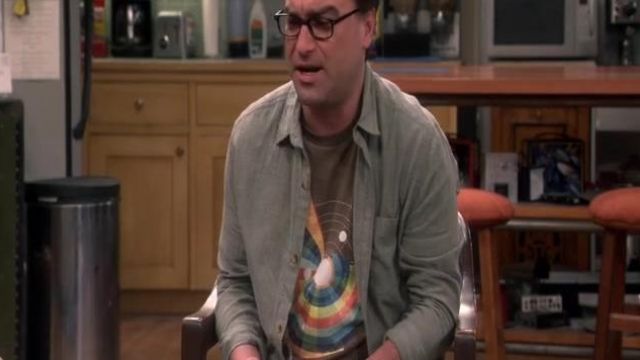 Le T-shirt système solaire de Leonard Hofstadter (Johnny Galecki) dans The Big Bang Theory S10E08