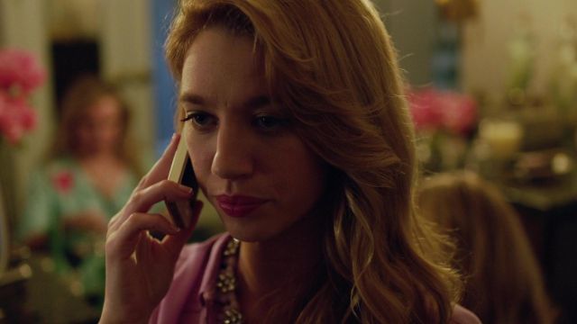 The pink blouse of Petra Solano (Yael Grobglas) in Jane The Virgin
