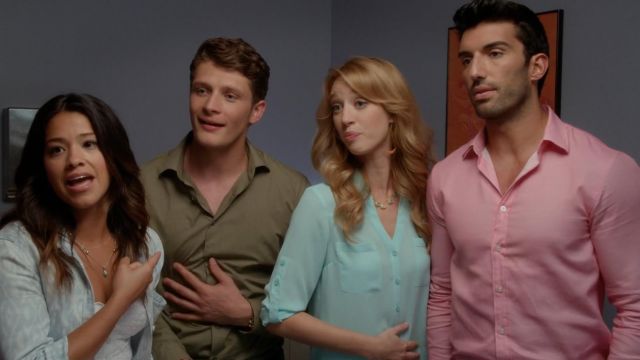 The blouse Express color mint range by Petra Solano (Yael Grobglas) in Jane The Virgin (S01E02)
