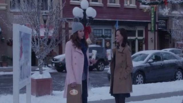 Bonnet gris à ponpon de  Lorelai Gilmore (Lauren Graham) dans Gilmore Girls