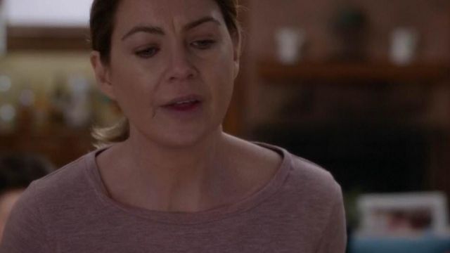 Le haut rose en coton de Meredith Grey dans Grey's Anatomy