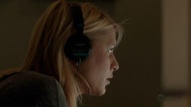 The headphones Sony MDR7506 of Carrie Mathison (Claire Danes) in Homeland