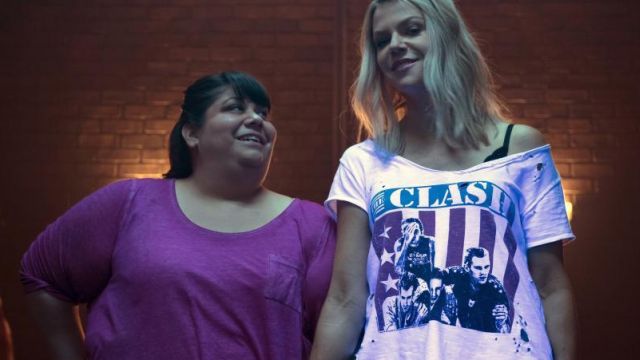 The T-shirt The Clash by Free People of the Mackenzie Murphy (Kaitlin Olson) in The Mick S01E02