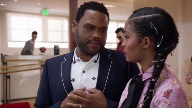 The polo white bee blue Gucci of Johnson (Anthony Anderson) in S03E09 Spotern