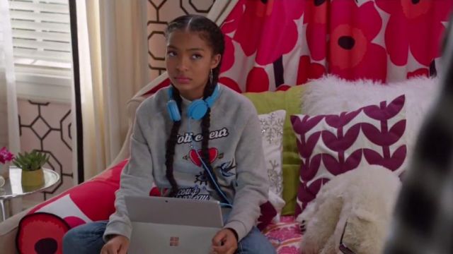 The grey sweatshirt Maje of Zoey Johnson (Yara Shahidi) in a Black-ish S03E10