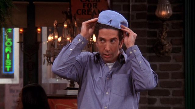 La casquette Kangol bleu ciel de Ross Geller (David Schwimmer) dans Friends