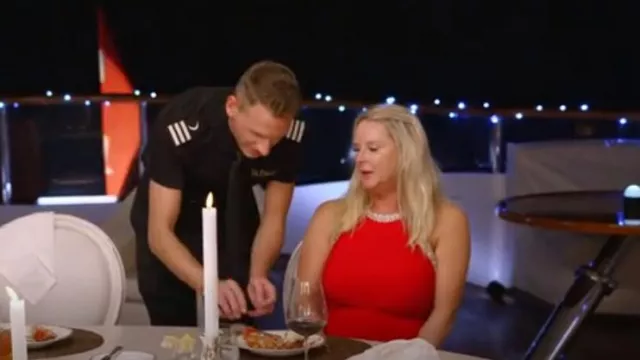 Mac Duggal Vestido de Jersey Halter con Cuentas Rojas usado por Rebecca como se ve en Below Deck (S11E01)