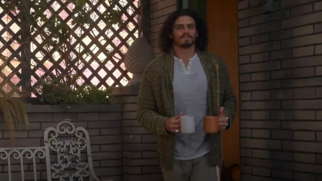 Cardigan en tricot torsadé de marque porte-bonheur porté par Gael Martinez (Tommy Martinez) comme on le voit dans Good Trouble (S05E16)