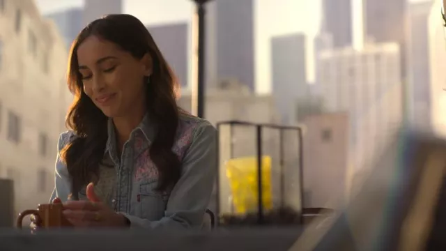 Camisa vaquera Rialto Jean Project Effie usada por Isabella Tavez (Priscilla Quintana) como se ve en Good Trouble (T05E16)