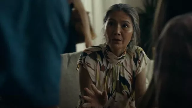 Worthington Sleeveless Mock Neck Blouse Summer Splash worn by Jing Woo (Gabrielle Chan) as seen in Expats (S01E01)