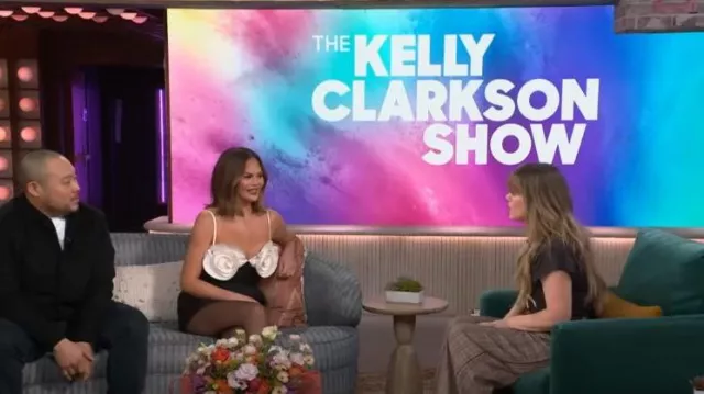 Valentino Garavani Minirobe en crêpe appliqué rose portée par Chrissy Teigen dans The Kelly Clarkson Show le 25 janvier 2024