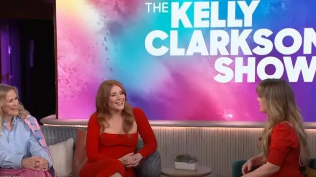 Vestido midi con hombros descubiertos de LaQuan Smith usado por Bryce Dallas Howard como se ve en The Kelly Clarkson Show el 1 de febrero de 2024