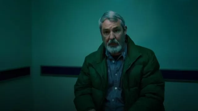 Doudoune Vans en vert portée par Martin Stone (Neil Morrissey) comme on le voit dans Finders Keepers (S01E04)