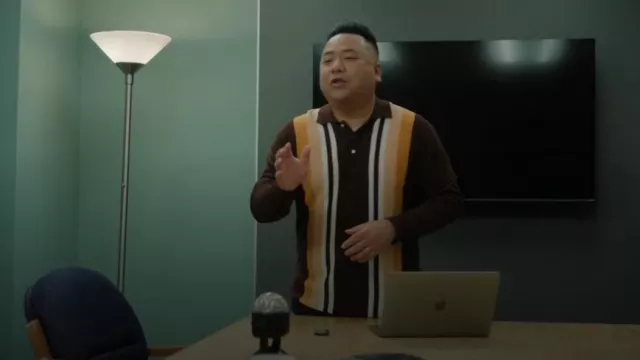 Polo rayé en tricot Beams Plus de calibre 12 marron porté par Andrew Pham (Andrew Phung) comme on le voit dans Run the Burbs (S03E05)