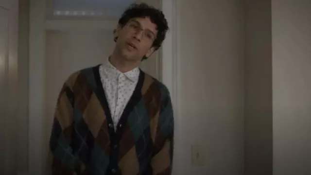 Pull cardigan Argyle en mélange d’alpaga J Crew porté par Edward (Rick Glassman) comme on le voit dans Not Dead Yet (S02E01)