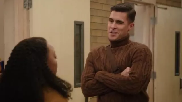 Suéter de cuello vuelto de punto trenzado de Asos Design en marrón usado por Manny (Josh Segarra) como se ve en Abbott Elementary (S03E01)