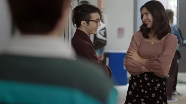 Jupe mi-longue à imprimé floral Bea de la Réforme portée par Mona (Sara Rowe) vue au Tchad (S02E03)