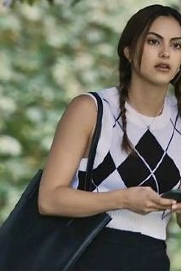 Gilet pull en tricot jacquard H&M porté par Ana (Camila Mendes) dans la garde-robe de cinéma améliorée