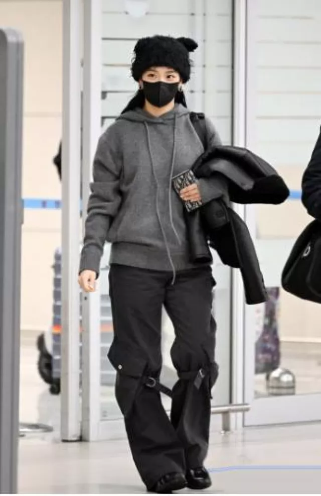 New Balance1906D Protection Pack in Triple Black worn by Jisoo in Incheon Airport on February 9, 2024