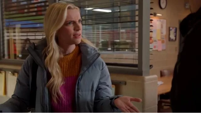 Suéter de A.L.C. Robertson usado por Sylvie Brett (Kara Killmer) como se ve en Chicago Fire (T12E04)