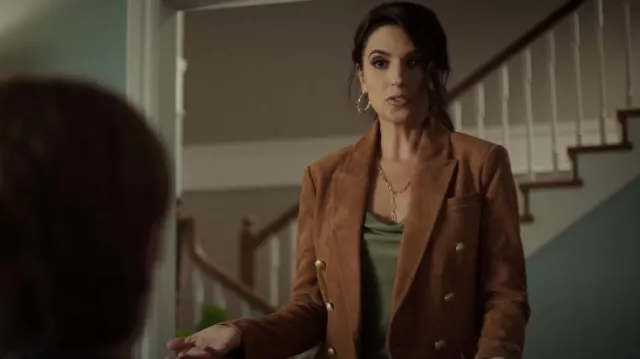 L’Agence Kenzie Blazer croisé en daim porté par Naz (Saba Homayoon) vue au Tchad (S02E07)